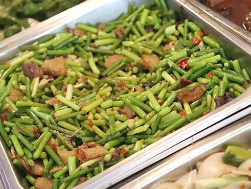 東莞食堂承包教你怎樣做好吃的蒜苔炒肉絲？